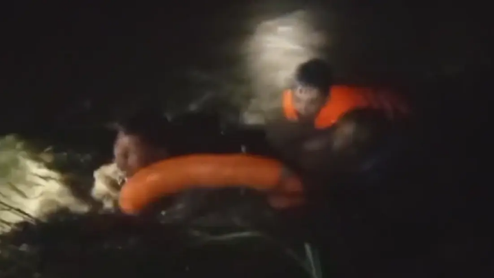 Đắk Lắk: Kịp thời cứu 2 người bị nước lũ cuốn trôi